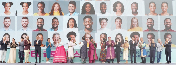 지난해 9월 경주 황성공원 타임캡슐광장 열린  APEC 글로벌 페스티벌  외국인 참가자들이 외국인 얼굴사진을 배경으로 기념 촬영을 하고 있다. 경북도 제공