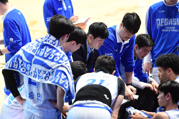 지난 1일 고양 소노와의 경기 중 강혁 대구 한국가스공사 감독(사진 가운데 양복 자켓 착용)이 작전지시를 하고 있다.<KBL 제공>