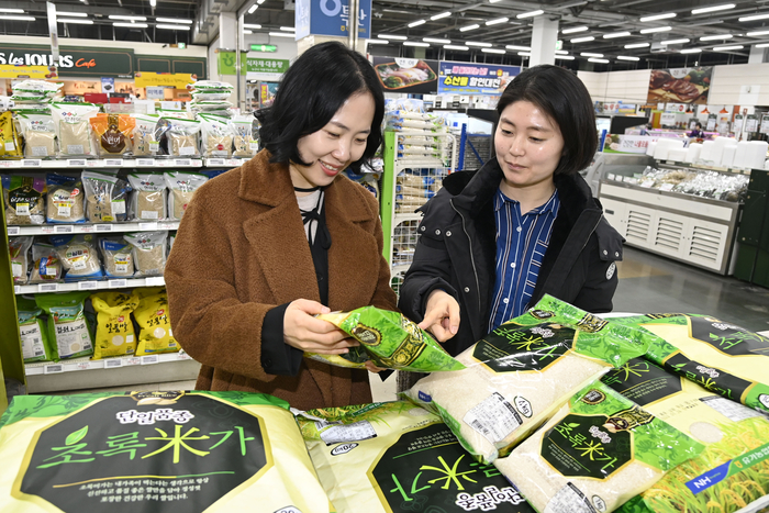 대구 달성군 한 마트에서 소비자들이 유가농협의 초록미가 쌀을 살펴보고 있다.<달성군 제공>