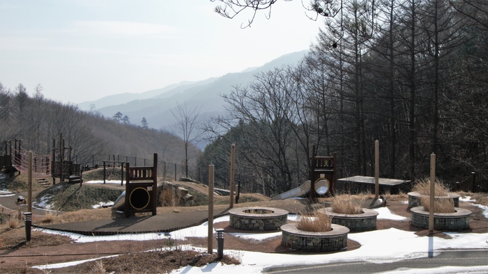 캠핑장 앞은 어린아이들을 위한 생태놀이터다. 지형을 활용한 미끄럼틀, 모래놀이, 언덕 오르기, 그물 놀이 등의 시설이 귀엽게 자리한다.