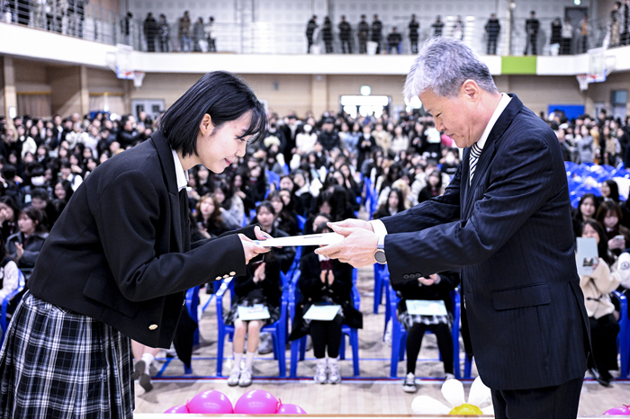 5일, 대구 송현여자고등학교 강당에서 열린 졸업식에서 교장이 졸업생에게 졸업장을 전달하고 있다. 이날 졸업식은 모든 졸업생에게 무대에서 졸업장을 건네는 방식으로 진행돼, 한 사람 한 사람의 순간을 소중히 담았다.
이현덕기자 lhd@yeongnam.com