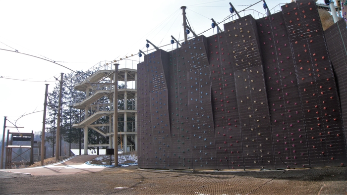 트리탑 주변에는 짚 코스터, 로프 어드벤처, 로프 클라이밍 등의 레포츠 시설이 넓게 분포한다. 수목의 상층부를 직접 연구하기 위한 기구가 일반인들의 이색적인 즐거움이 되었다.