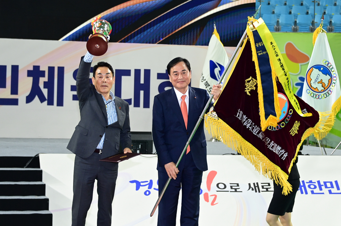 배낙호 김천시장과 최한동 김천시 체육회장(왼쪽)이 지난해 경북도민체육대회에서 김천시가 받은 종합 3위 입상기와 트로피를 들어 보이며 기념촬영을 하고 있다. <김천시체육회 제공>