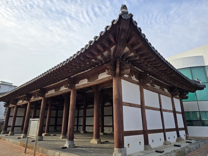 구미시 선산읍 완전리 59-3 선산읍사무소 앞에 있는 선산 객사. <박용기 기자>