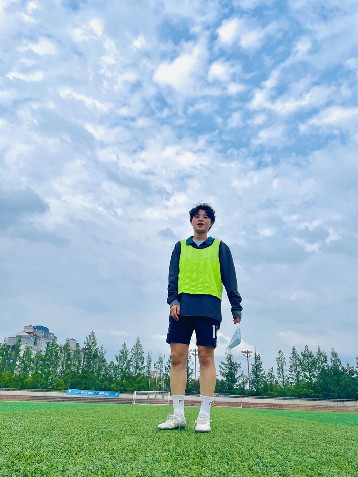 지난해 가을 대구 북구 강변축구장에서 축구 시합 전 몸을 풀고 있는 방우리 교사.<티키타카 풋살팀 제공>