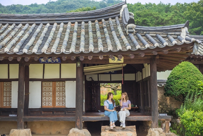 관광객들이 한개마을에서 즐거운 한때를 보내고 있다. <성주군 제공>