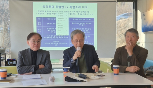 오른쪽부터 남병탁 전 경일대 교수, 윤대식 전 영남대 교수, 박재일 영남일보 논설실장