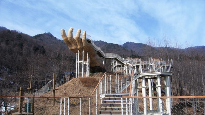 트리탑은 총길이 133m의 공중 산책로다. 그 가운데에 바른손 전망대가 하늘을 향해 있다. 트리탑과 전망대를 떠받치는 기둥과 안전난간은 자작나무의 모습이다.