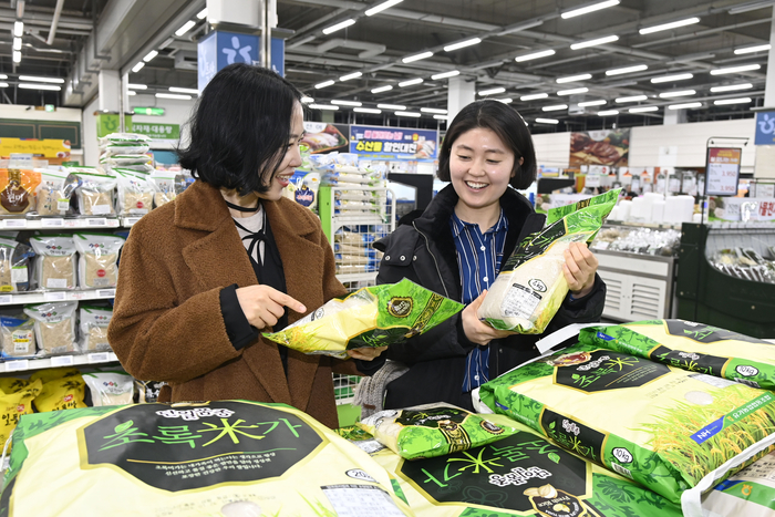 대구 달성군 한 마트에서 소비자들이 유가농협의 초록미가 쌀을 살펴보고 있다.<달성군 제공>