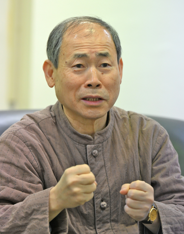 장생(조세이)탄광 희생자 귀향추진단 대표인 최봉태 변호사가 5일 영남일보와의 인터뷰에서 장생탄광 유해 발굴에 앞장서게 된 계기를 밝히고 있다.
이지용기자 sajahu@yeongnam.com