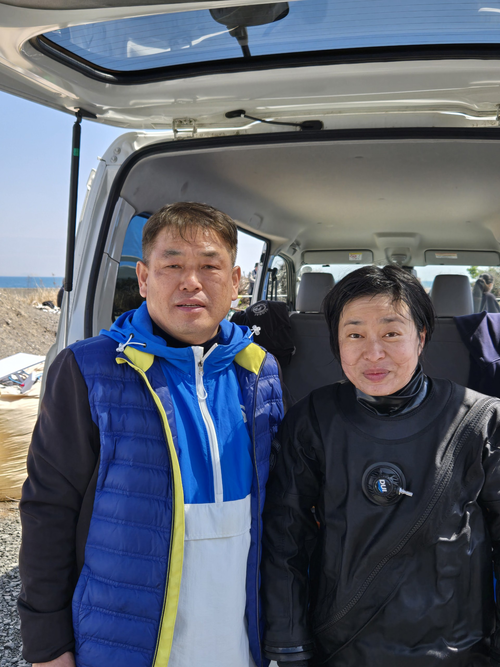 지난해 4월 조세이탄광 유골 조사 현장을 찾은 전영복(60·왼쪽)씨가 현장 수색에 참여한 민간 잠수사 김수원씨와 기념 촬영을 하고 있다. 본인 제공