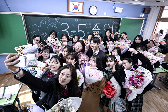5일, 대구 송현여자고등학교에서 열린 졸업식을 마친 뒤 졸업생들이 교실에서 담임교사와 함께 기념 촬영을 하고 있다. 졸업생들은 꽃다발을 들고 교실에 모여 학창 시절의 마지막 순간을 사진으로 남겼다.
이현덕기자 lhd@yeongnam.com