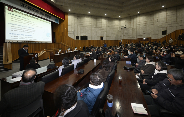 6일 오후 대구 달서구 대구문화예술회관에서 열린 대구경북 행정통합 설명회에서 한응민 대구경북행정통합지원단 부단장이 특별 법안 및 기대효과 등을 설명하고 있다.
이윤호기자 yoonhohi@yeongnam.com