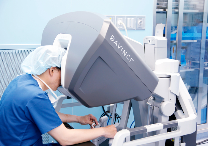 김완욱 삼일병원 유방갑상선 로봇수술센터장이 다빈치 Xi 시스템 콘솔에서 로봇팔을 정밀 조작하며 갑상선 로봇수술을 진행하고 있다.<삼일병원 제공>