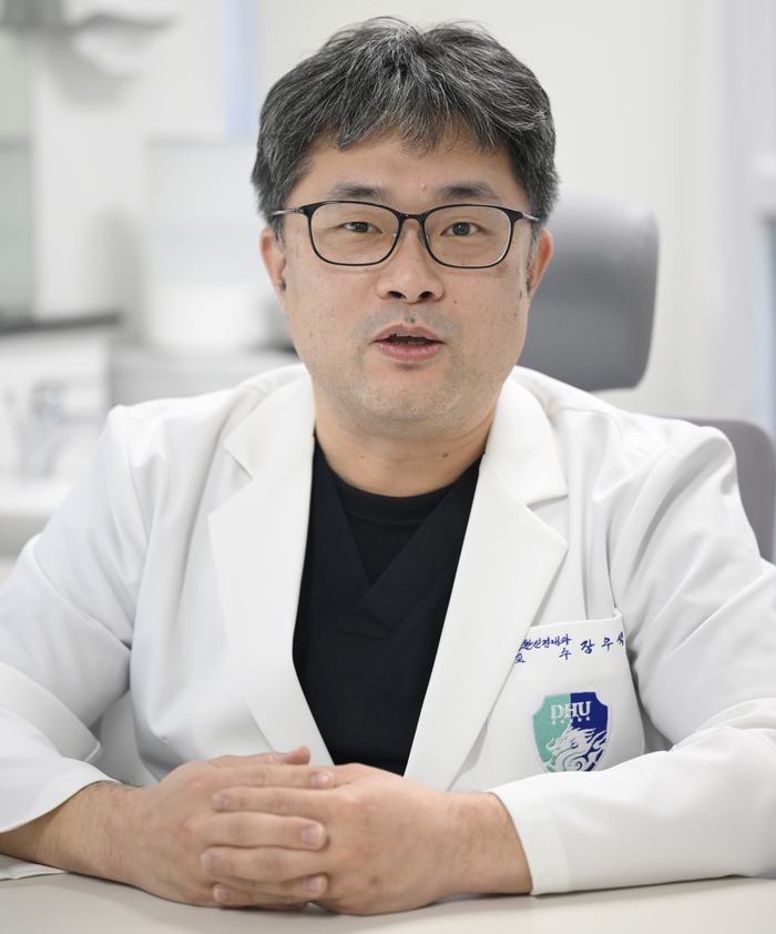 장우석 대구한의대한방병원장이 진료실에서 병원 운영 구상과 협진 강화 방안을 설명하고 있다.이윤호기자 yoonhohi@yeongnam.com