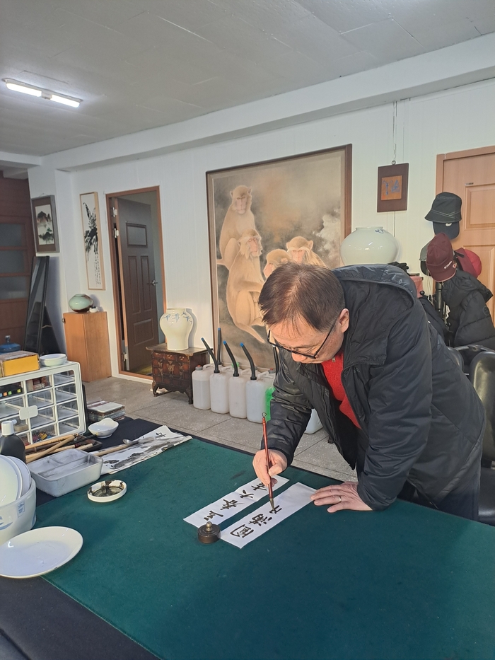 심천 이상배 서예가는 미리 정해진 문장을 옮겨 적는 대신, 그날 그 사람이 품은 마음에 가장 어울리는 말을 붓끝으로 풀어낸다. <강남진 기자>