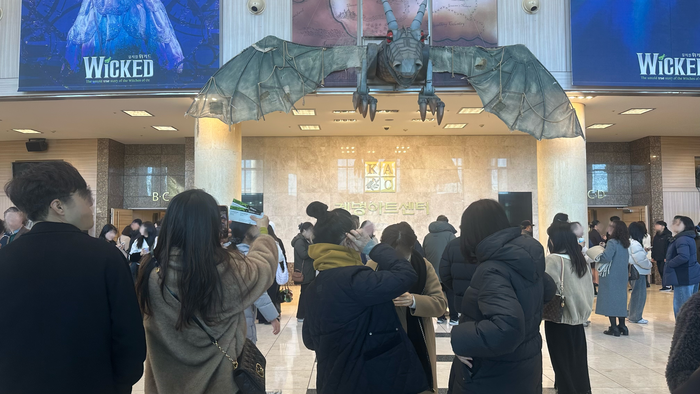 7일 뮤지컬 위키드 공연 전 계명아트센터. 젊은 여성 관객들로 붐볐다. 조현희기자
