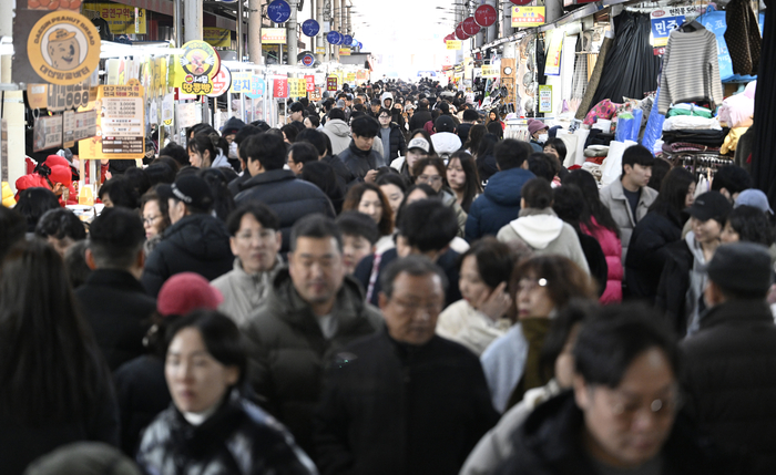 설 명절을 일주일 앞둔 7일 오후 대구 중구 서문시장이 제수용품을 구입하려는 시민들로 북적이고 있다. 
이윤호기자 yoonhohi@yeongnam.com