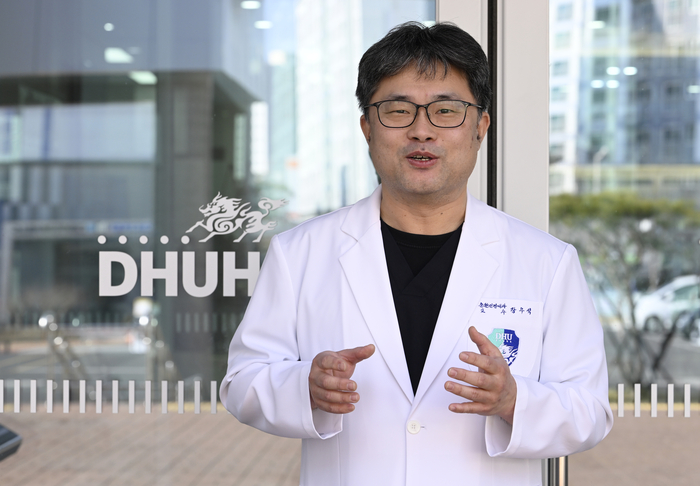 대구한의대한방병원 입구에서 장우석 병원장이 협진 진료와 병원 운영 구상을 설명하고 있다.이윤호기자 yoonhohi@yeongnam.com