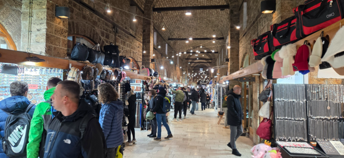 가지 후스레브-베이가 만든 지붕 있는 시장 베지스탄.