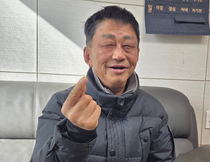 8일 대구 동구 자택에서 만난 대구시립희망원 강제 수용 피해자 전봉수씨가 인터뷰 중 손하트를 그리며 환하게 웃고 있다. 최시웅기자