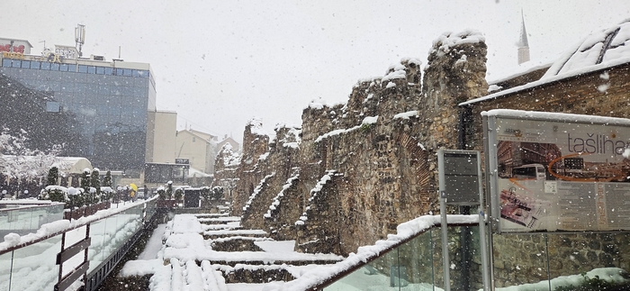 가장 큰 규모의 카라반사라이 타슐리한 유적. 1879년 사라예보 대화재로 완전히 파괴돼 흔적만 남아 있다.
