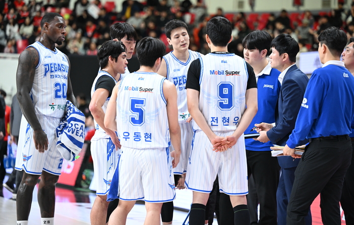 8일 오후  울산동천체육관에서 열린 대구 한국가스공사 페가수스와 울산 현대모비스 피버스의 경기에서 가스공사 강혁 감독이 선수들에게 지시를 내리고 있다.<KBL 제공>