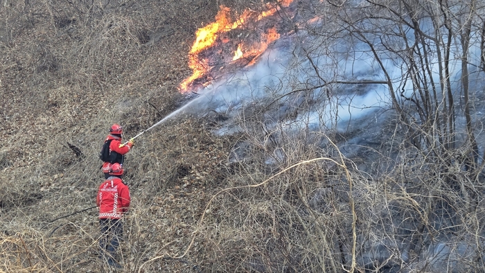 경북 경주시 문무대왕면 산불 현장. 산림청 산불특수진화대원들이 불길이 번진 산비탈에서 호스로 잔불을 끄며 확산을 막고 있다. 산림청 제공
