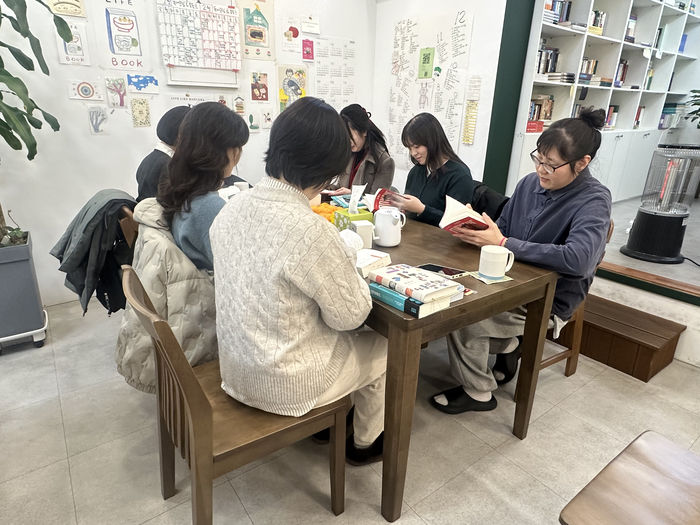 지난달 28일 대구 남구에 위치한 하나의 시선 골목책방에서 독서모임이 진행되고 있다.