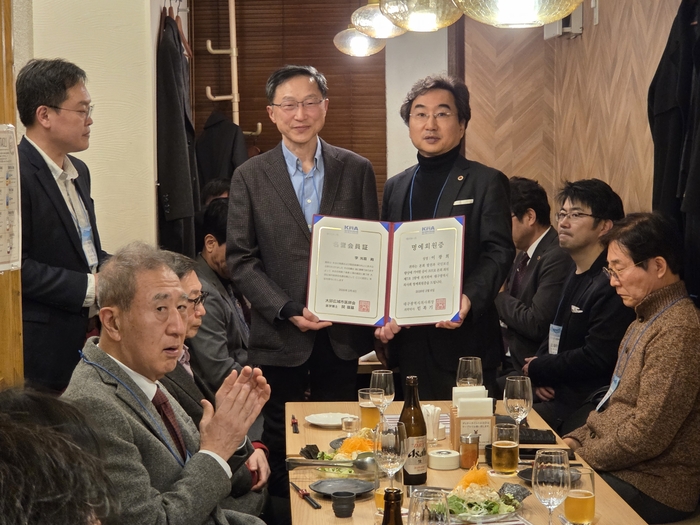 민복기 (오른쪽) 대구시의사회장이 일본 교류 행사에서 이광희 재일한국의사회장에게 명예회원증을 전달한 뒤 기념촬영을 하고 있다.<대구시의사회 제공>