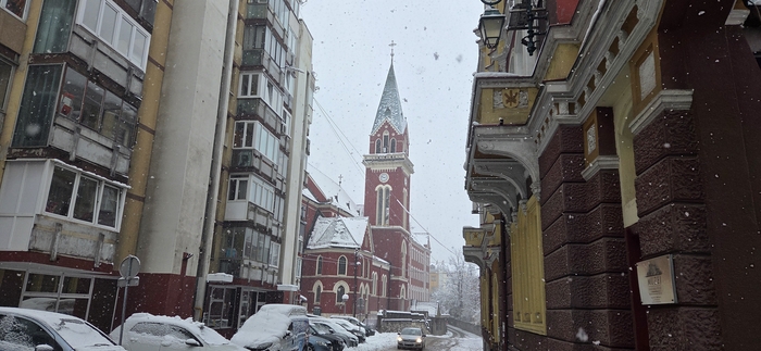 황제 모스크 아래쪽에 있는 파두아의 성 안토니오 성당. 20세기 초에 새롭게 건축한 것이다.