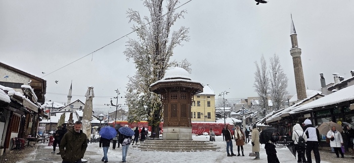 바슈차르시야 중앙광장과 세빌 분수, 오른쪽에 바슈차르시야 모스크의 미나렛이 솟아 있다.