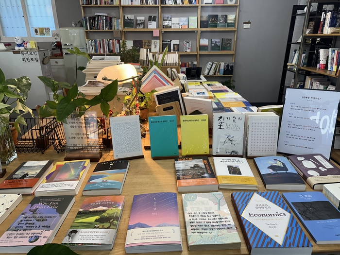 진책방 서점 내부. 서점 주인과 이용자들의 취향이 담긴 책들이 진열돼 있다.