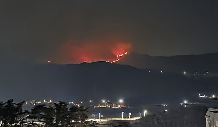 7일 밤 11시53분 경주시 문무대왕면에서 산불이 발생해 능선 따라 불길이 길게 번지고 있다. 독자제공