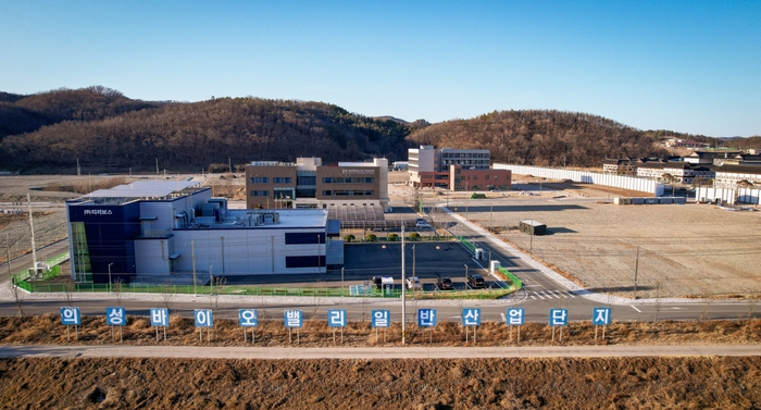 의성군이 미래 먹거리로 추진 중인 세포배양산업의 핵심 시설인 세포배양배지생산공장(맨 앞)을 필두로, 경북세포배양산업지원센터(뒤)와 워라벨복합문화센터(기숙사, 맨 뒤편 우측) 등이 입주한 의성바이오밸리인반산업단지 전경. 마창훈기자 topgun@yeongnam.com