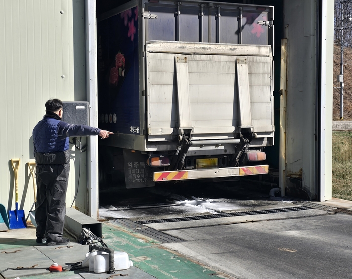 축산관련 차량이 영주시 장수면 거점소독시설 진입을 시도하고 있다. 권기웅 기자