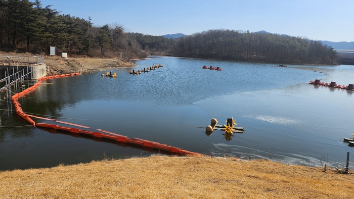 영천 청지 저수지가 얼어 설치된 폭기장치가 가동되지 않고 있다.<유시용 기자>