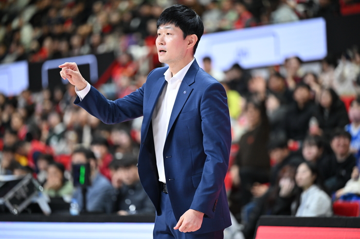 대구 한국가스공사 페가수스 강혁 감독이 지난 8일 울산 현대모비스 피버스와의 경기에서 선수들에게 지시를 내리고 있다.<KBL 제공>