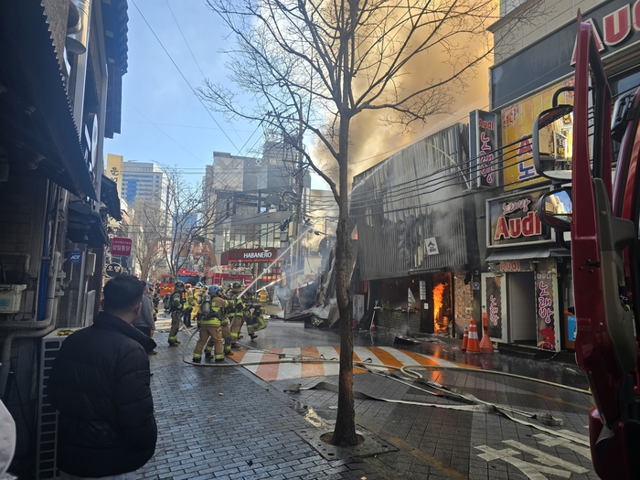 9일 오후 대구 중구 종로 화재 현장. 김현목기자