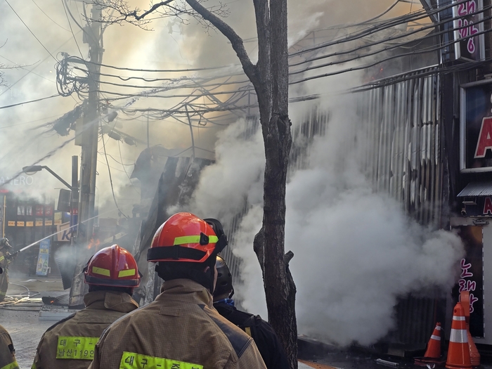 9일 오후 2시 대구 중구 종로 화재 현장. 김현목기자