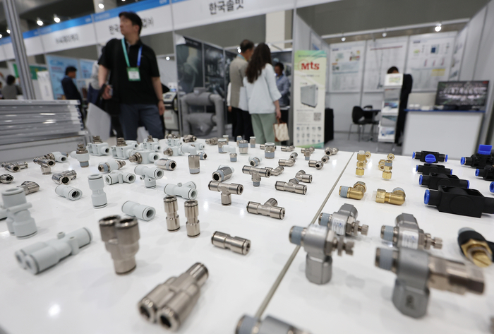 지난해 4월 24일 서울 서초구 aT센터에서 열린 2025 자동차부품산업 ESG·탄소중립 박람회에 다양한 종류의 배관 부품들이 전시돼 있다. 연합뉴스
