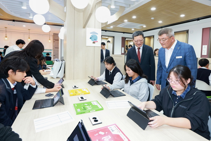 지난해 10월 예천군청소년수련관에 문을 연 예천군 청소년 둥지 배움터(예천형 EBS 자기주도학습센터)에 김학동 예천군수와 김유열 EBS 사장이 학생들의 학습 모습을 지켜보고 있다. <예천군 제공>