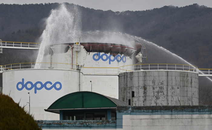 10일 오전 7시 47분쯤 경북 경산시 대한송유관공사 경산저유소 옥외탱크에서 폭발과 함께 불이 났다. 소방당국은 오전 9시쯤 큰 불길을 잡고 수습을 완료하는 대로 사고 원인을 조사할 예정이다. 119소방대원들이 진화작업을 하고 있다.
이윤호기자 yoonhohi@yeongnam.com
