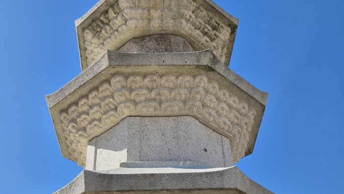 경주 천관사지 팔각삼층석탑 옥개석 아래 받침부. 지붕돌 밑면을 연꽃 모양으로 조각한 점이 특징이다. 장성재기자 blowpaper@yeongnam.com