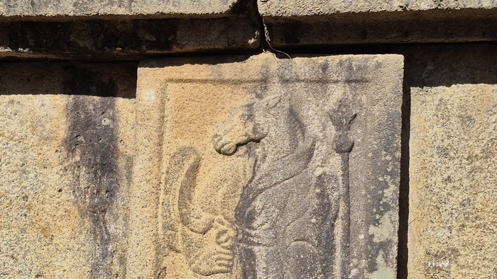 김유신 묘 둘레돌에 조각된 말 십이지신상. 말 형상이 비교적 또렷하게 남아 있다. 장성재기자 blowpaper@yeongnam.com