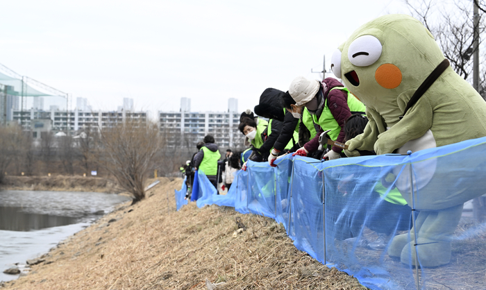 10일 오후 전국 최대 두꺼비 집단 산란지인 대구 수성구 망월지에서 자연보호수성구협의회 회원들과 수성구청 녹생환경과 직원들이 두꺼비 로드킬 방지 펜스를 설치 하고 있다.
이윤호기자 yoonhohi@yeongnam.com
