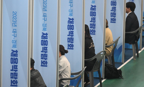 대구 북구 엑스포에서 열린 채용박람회에서 청년 구직자들이 채용 부스 앞에 모여 기업 관계자의 설명을 듣고 있다. 영남일보DB