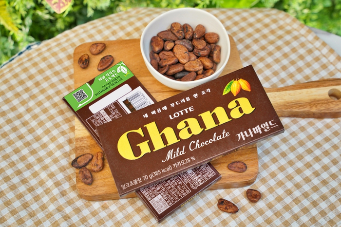 롯데웰푸드의 착한 카카오 프로젝트 로고가 삽입된 가나초콜릿과 지속가능한 방식으로 경작된 서스테이너블 카카오빈. <롯데웰푸드 제공>
