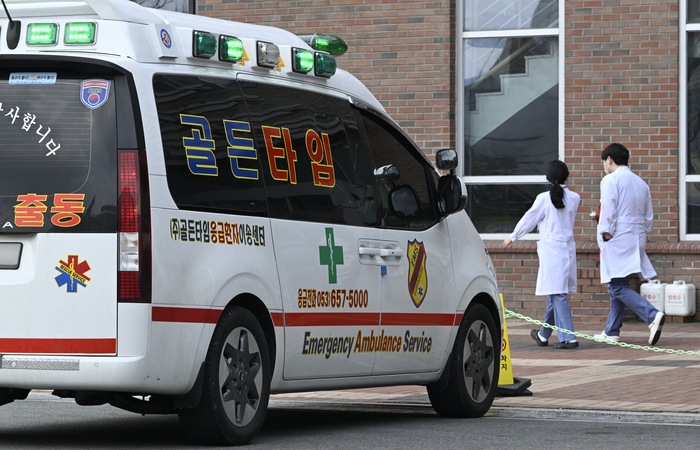 최근 대구 한 대학병원 응급실 앞에 구급차가 대기한 가운데 의료진이 병원 건물로 들어가고 있다. 의대 정원 확대 논의 속에서도 지역 의료 현장은 여전히 인력과 병상 부족, 응급의료 공백 문제를 안고 있다.이윤호기자 yoonhohi@yeongnam.com