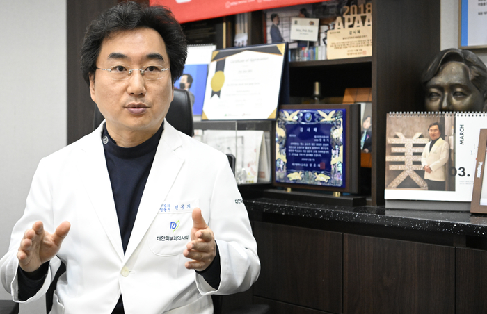 민복기 대구시의사회장이 진료실에서 본지와 인터뷰를 갖고 통합 대구경북 의료 비전에 대해 설명하고 있다.이윤호기자 yoonhohi@yeongnam.com